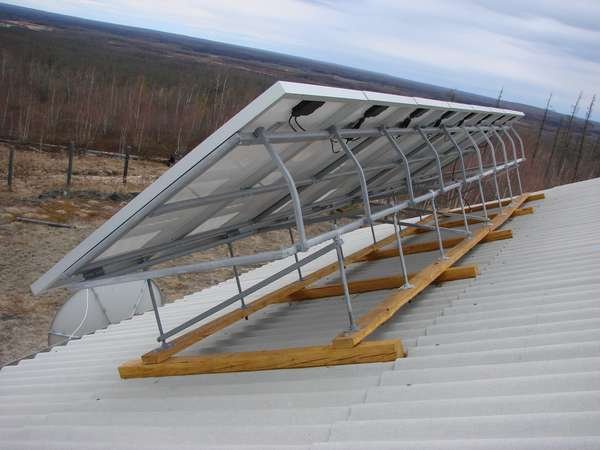 Монтаж солнечных панелей с использованием разъемов MC4 и кабеля.