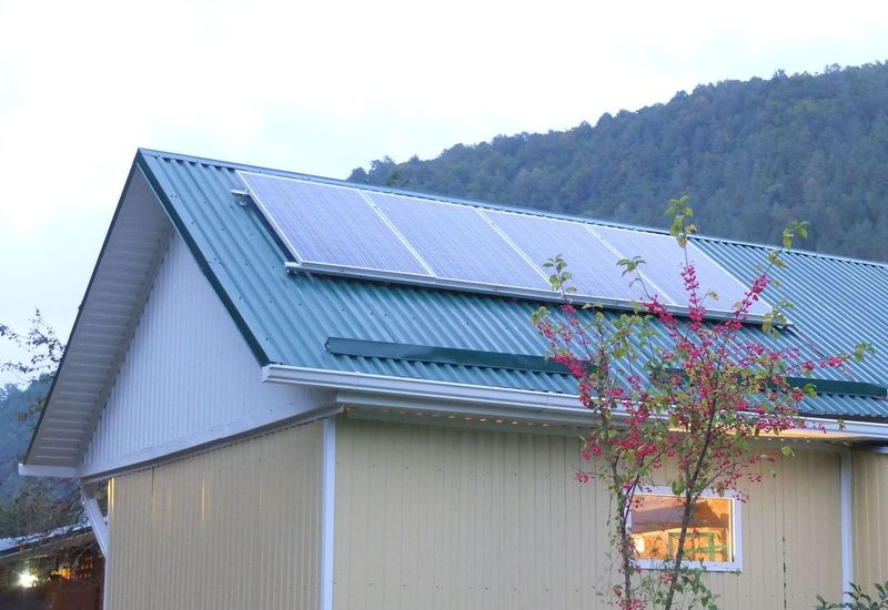 Солнечные батареи из комплекта электростанции SA-2500, установленные на крыше