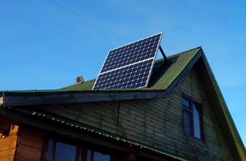 Фото солнечных панелей из состава солнечной электростанции SAV-1800, установленных на крыше дома