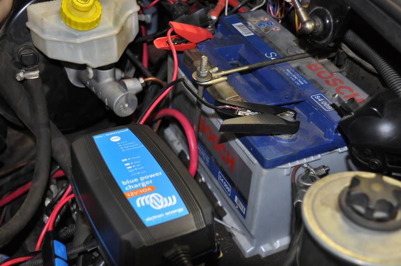 Зарядное устройство для автомобильных гелевых и AGM аккумуляторов Victron Blue Power Charger 12/10-IP65