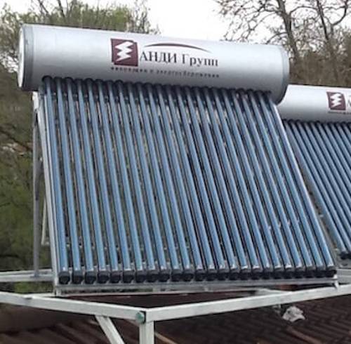 Установленный на крыше дачи солнечный коллектор для горячего водоснабжения с баком для воды 210 л, 24 вакуумные трубки, под давлением, модель CP-II-24-210