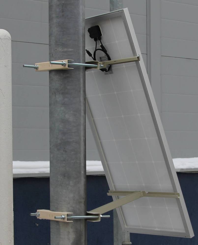 Вид сзади солнечной батареи, установленной на столб при помощи комплекта крепежа