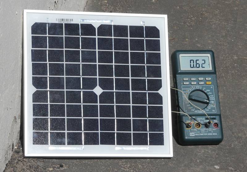 Солнечная батарея 10 Вт и амперметр, показывающий ток КЗ 0,62 А