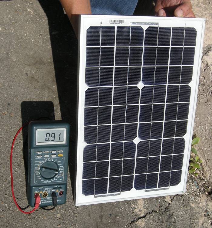 Солнечный модуль 15 Вт и амперметр, показывающий ток КЗ 0,91 А