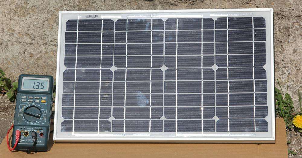 Солнечная батарея 20 Ватт и амперметр, показывающий ток КЗ 1,35 А