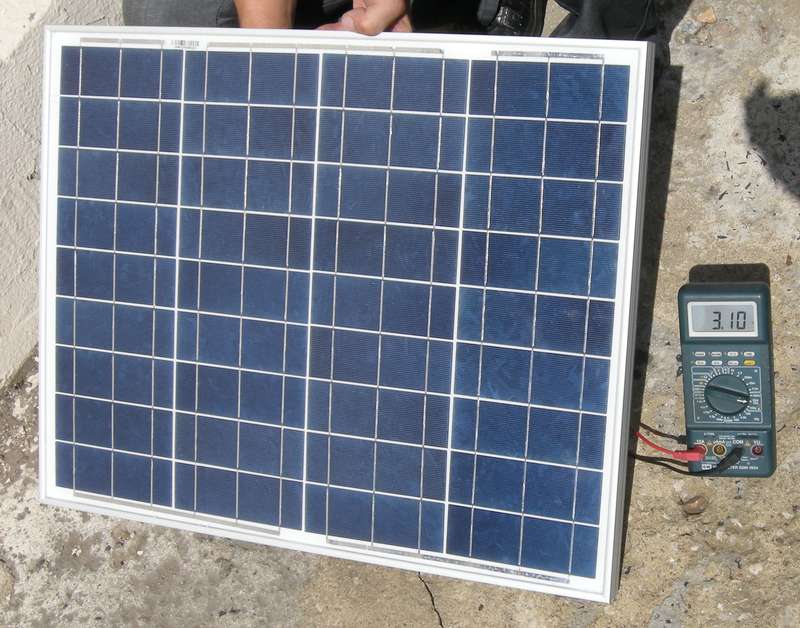 Солнечная батарея 50 Вт и амперметр, показывающий ток КЗ 3,10 А