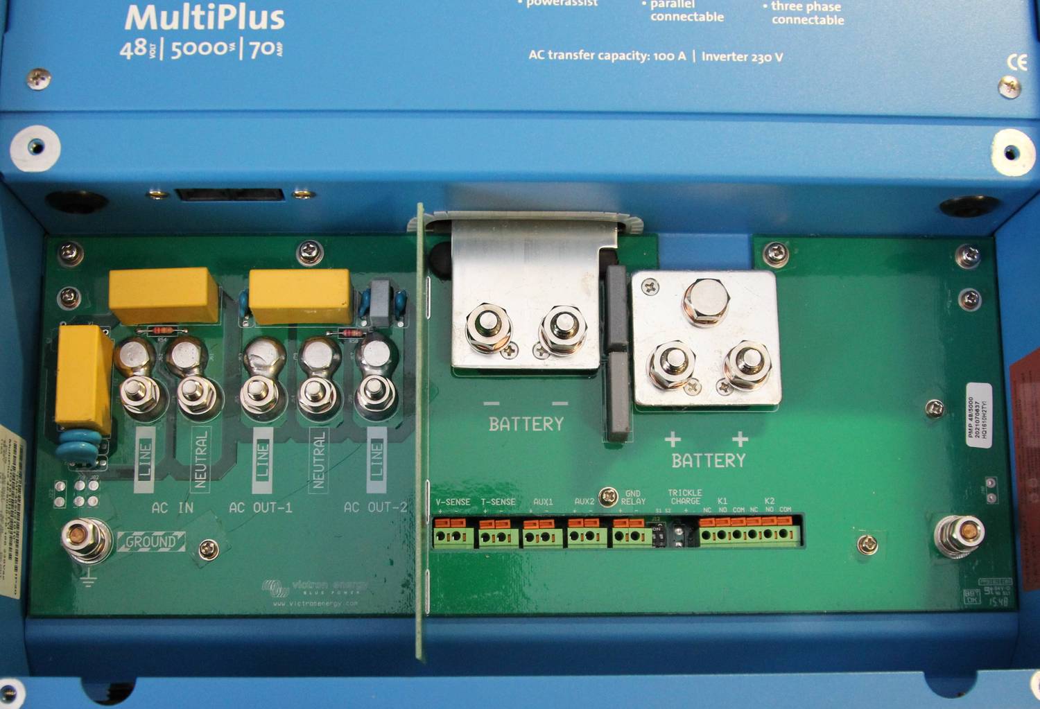 Инвертор 5 кВт Victron MultiPlus 48/5000/70-100 со снятой крышкой