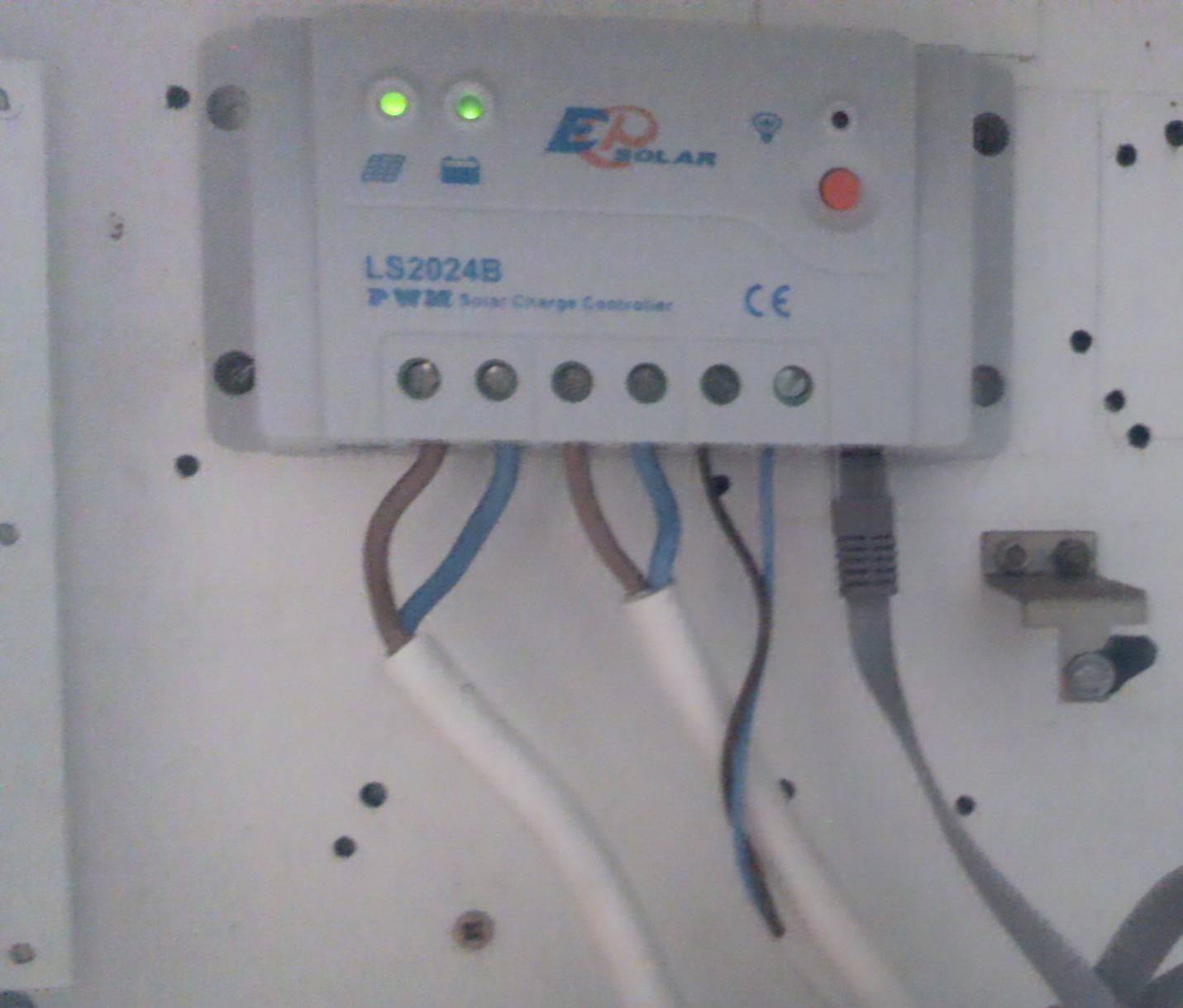 Установленный в квартире контроллер солнечных батарей Epsolar LS2024B