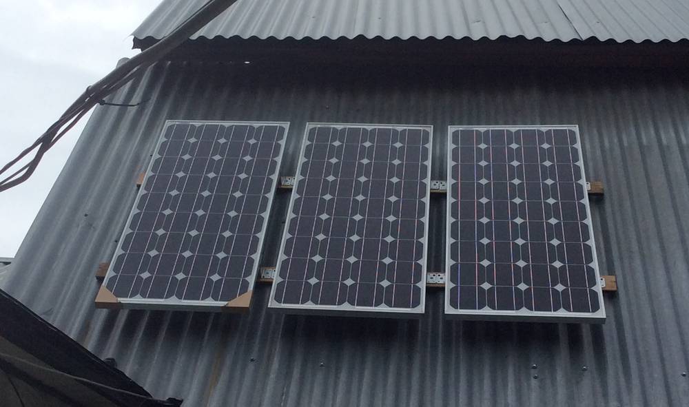 Три солнечные панели по 90 Вт CHN90-36M, установленные на крыше дома