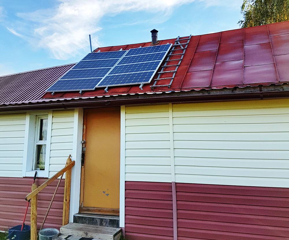 8 солнечных батарей установлено на крыше загородного дома