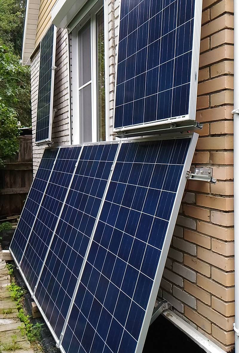 Солнечные батареи сетевой солнечной электростанции, установленные на стене дома