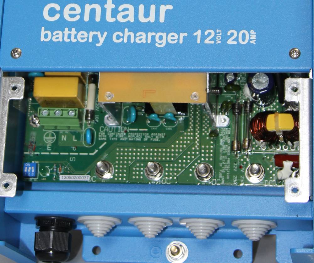 Зарядное устройство Centaur Charger 12/20 со снятой крышкой